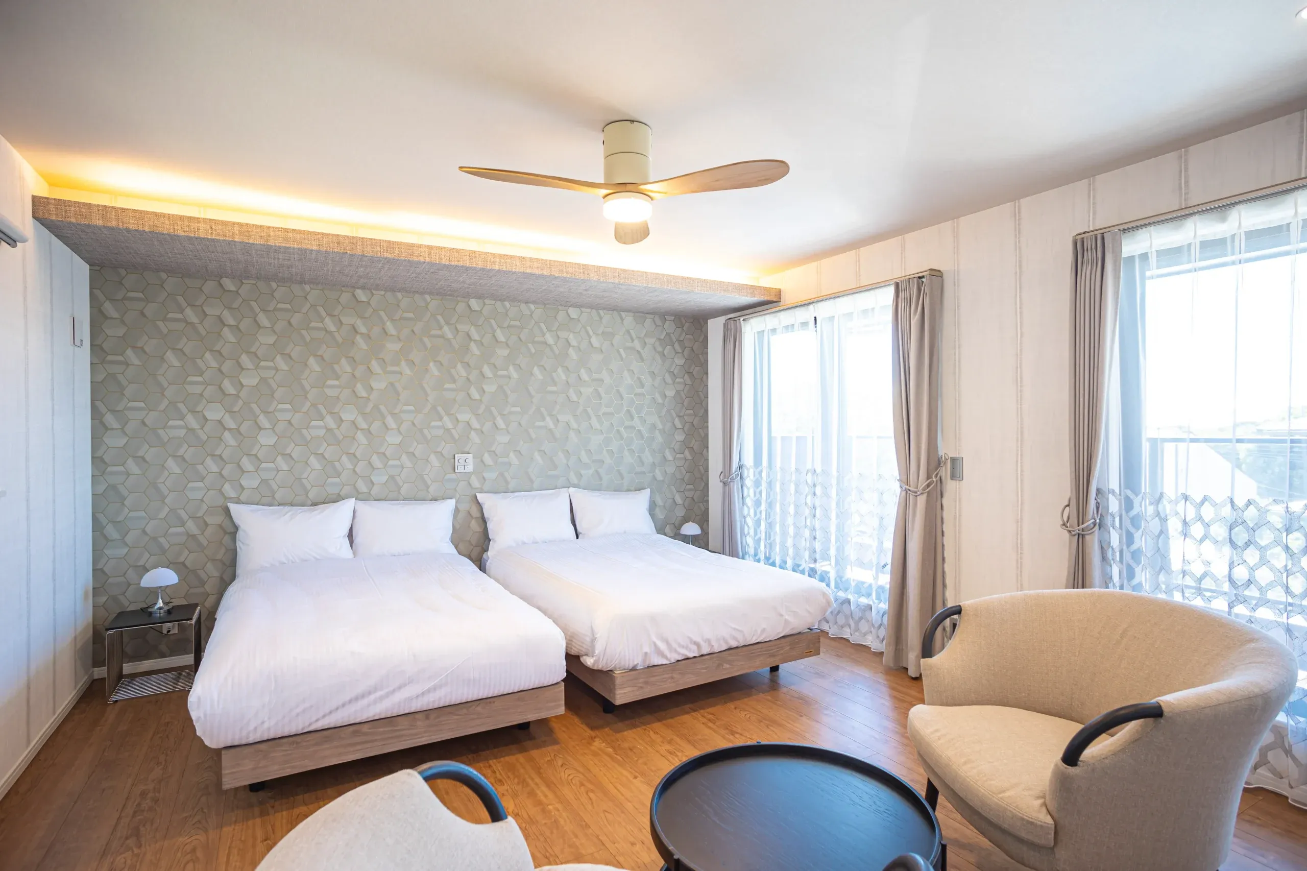 プール（昼）/ Pool (Noon)