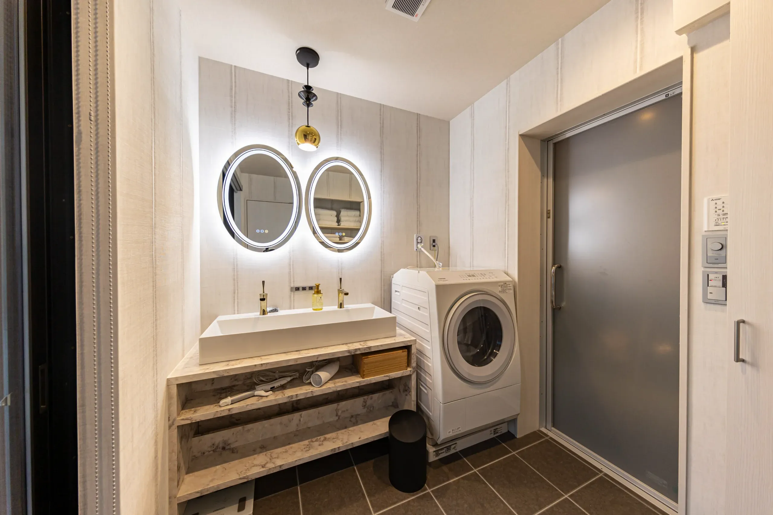 プール（昼）/ Pool (Noon)